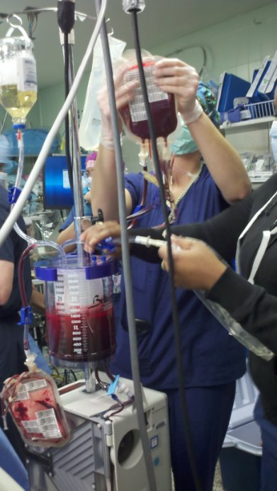 img-blood-donation-bag-nurse-01